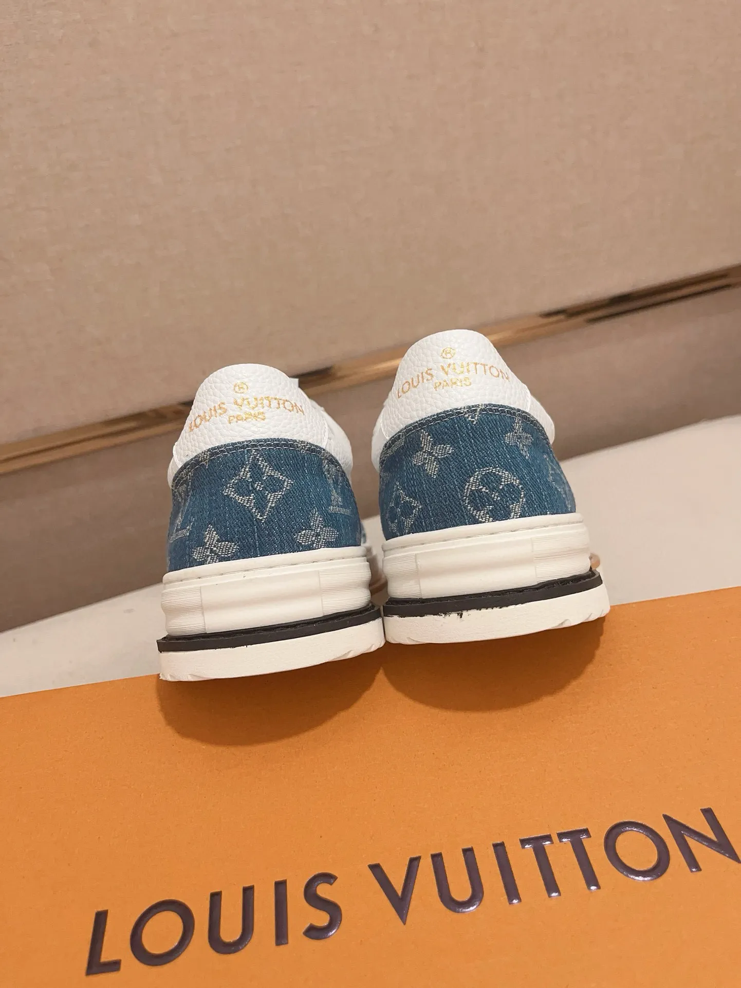 Men's shoes💰 400💰Louis Vuitton (Louis Vuitton/LV) top 🔍🔍 new models are on sale at the same time, the upper 🇮🇹 imported first-layer cowhide from Italy, fully imported sheepskin lining 💪💪, completely 1⃣️ to 1 ⃣️Re-engraved🇮🇹💪💪, ⚠Sole: The original sole is specially provided by the original factory, the exclusive movable molded sole is super comfortable, ⚠The original factory follows the order, 🔍🔍high quality, you can enter and exit the counter at will, welcome to compare⚠. Code number: 38-44. Can be customized for 45 non-refundable!